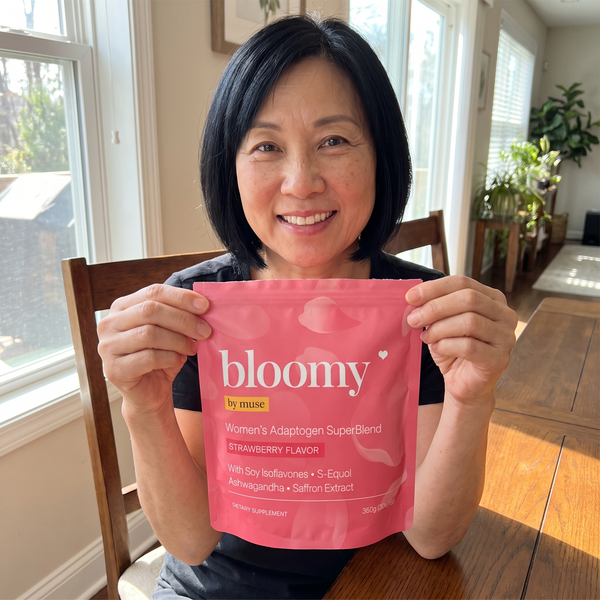 Bloomy customer holding the pouch